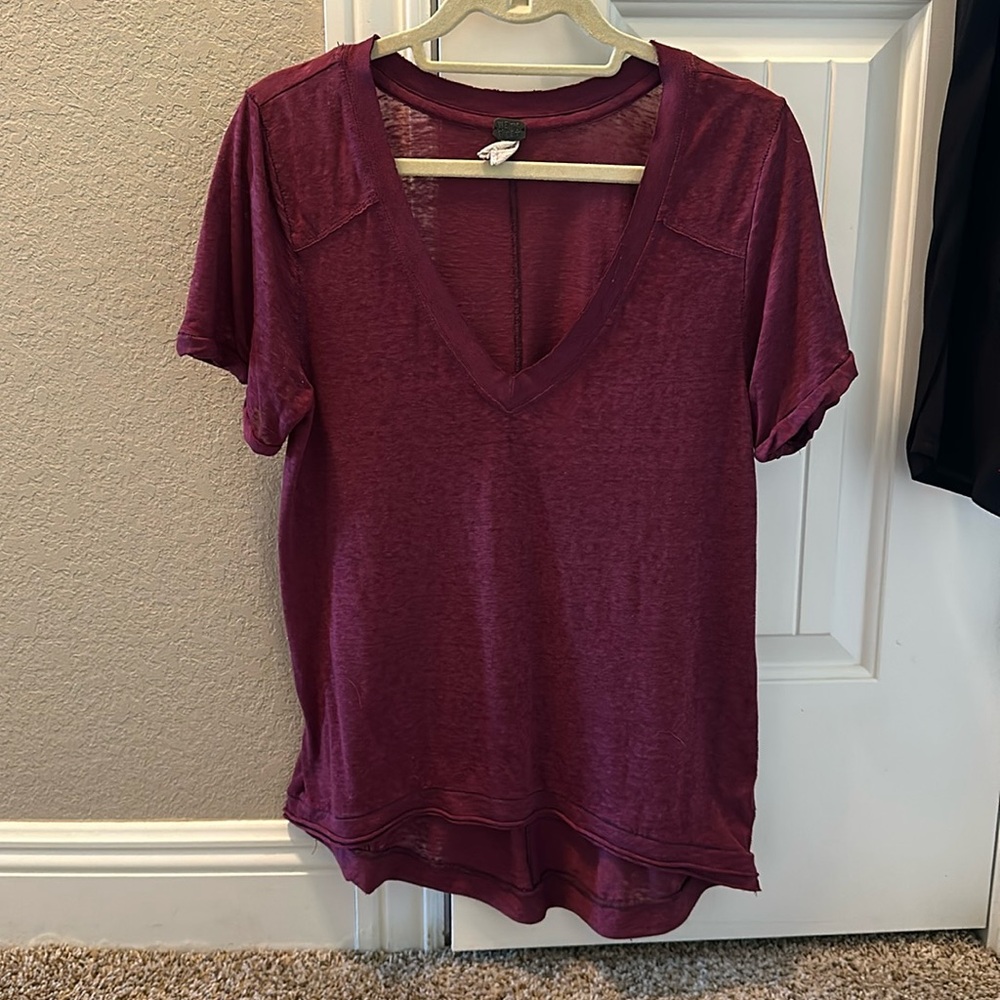 Free people V neck maroon Tshirt